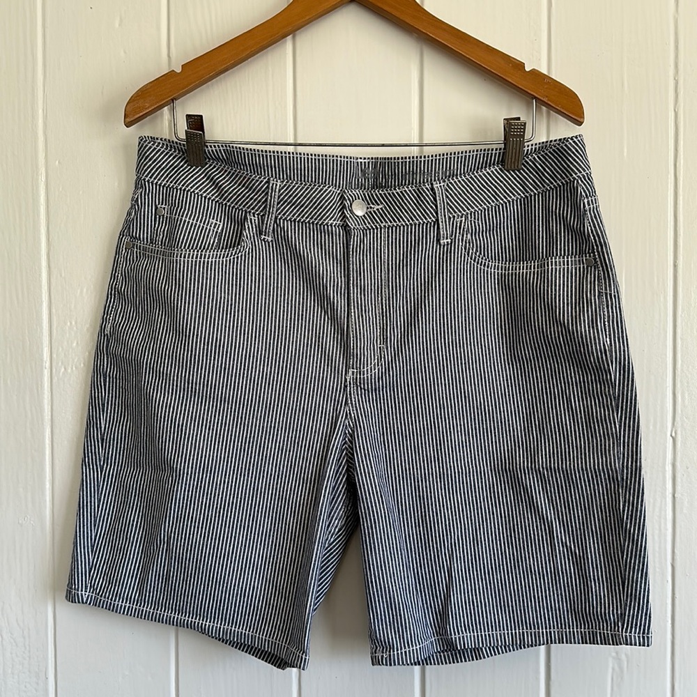 Lee Riders Midrise Short Blue and White Pinstripe a size 14